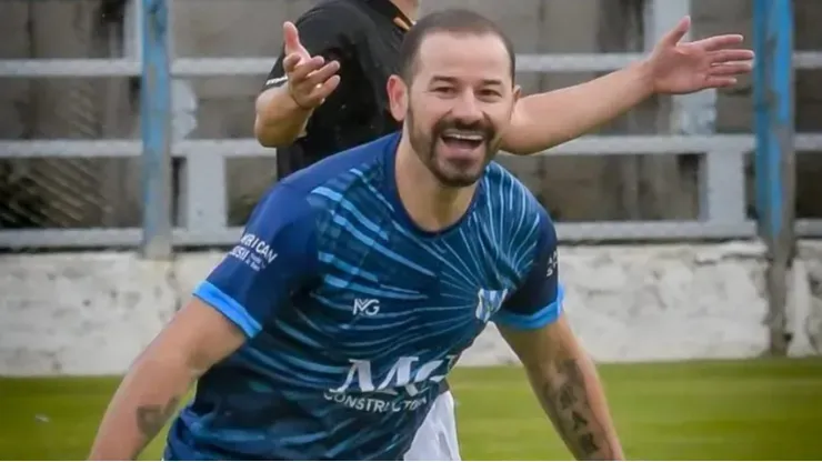 Mora festejando un gol en Alas Argentinas.