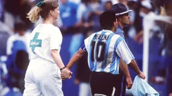 Diego Maradona se va del campo de juego en el partido ante Nigeria.