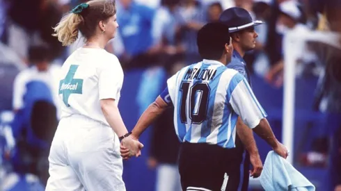 Diego Maradona se va del campo de juego en el partido ante Nigeria.