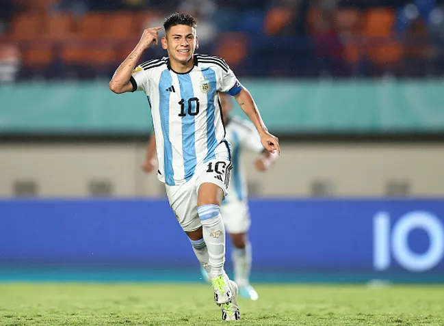 Claudio Echeverri festejando un gol en el Mundial Sub-17. (Foto: Getty)