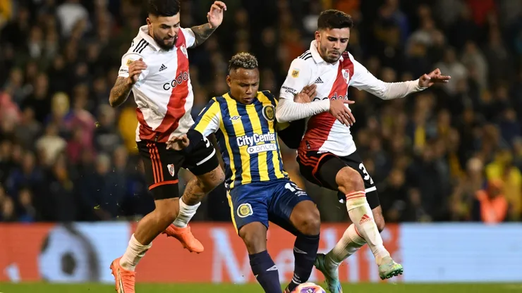 Jaminton Campaz enfrentando a River.