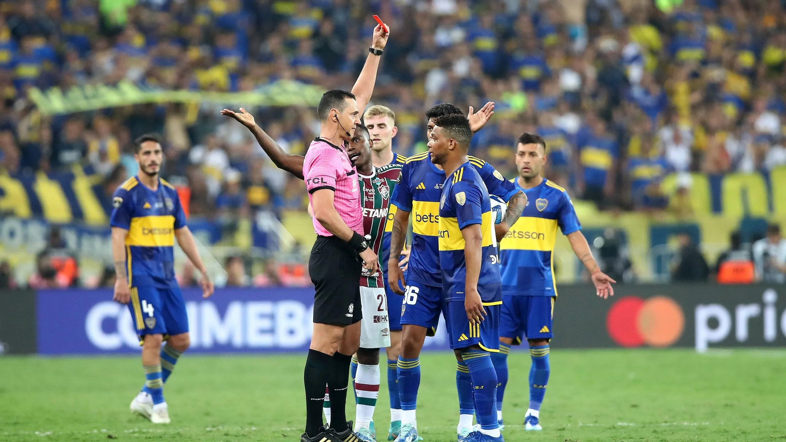Frank Fabra es muy criticado por los hinchas de Boca por su expulsión ante Fluminense.