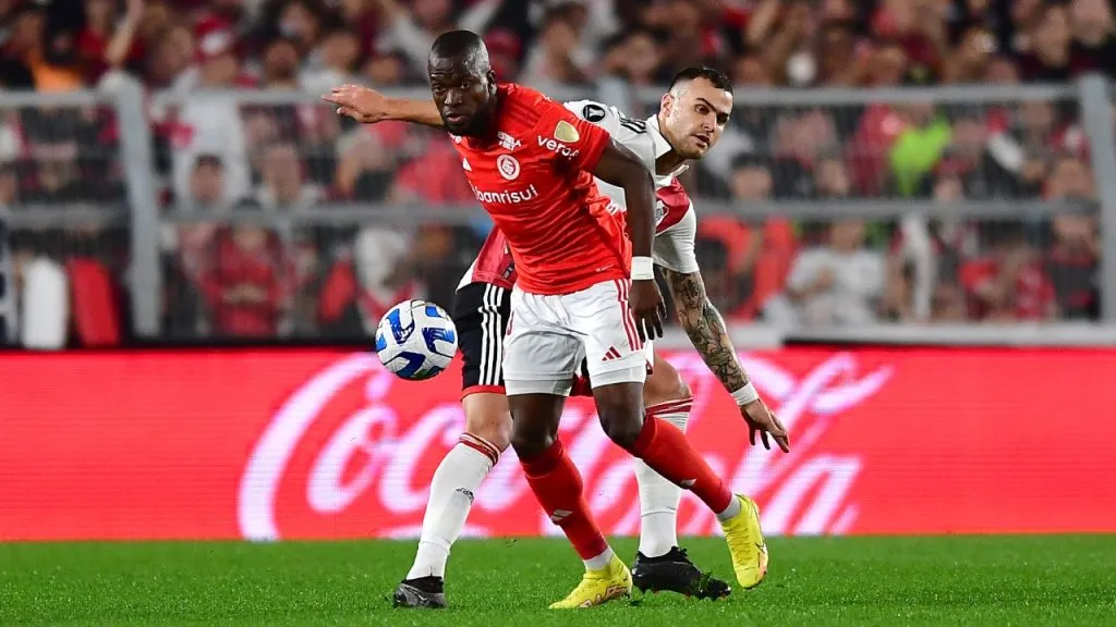 Enner Valencia ante González Pirez en River vs. Inter de Porto Alegre