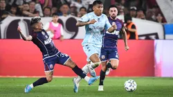 Roger Martínez conduce la pelota ante la marca de Esquivel y Acosta.