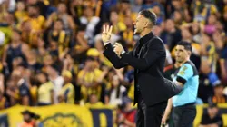 Martín Demichelis dando indicaciones durante el partido contra Rosario Central.