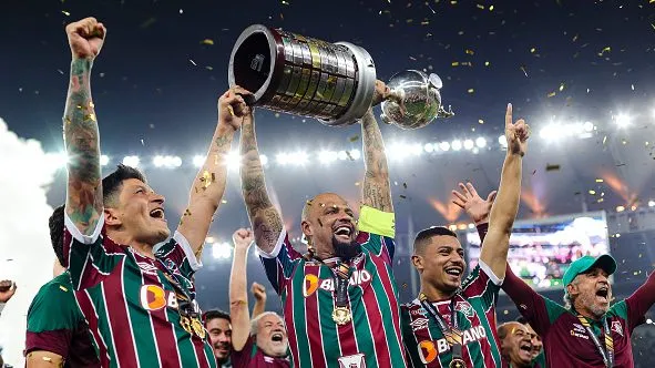 Felipe Melo levanta el trofeo de la CONMEBOL Libertadores 2023.