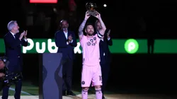 Lionel Messi levanta el Balón de Oro en el homenaje organizado por Inter Miami.