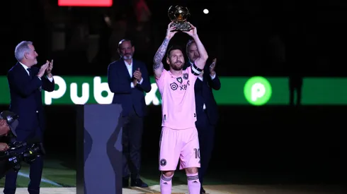 Lionel Messi levanta el Balón de Oro en el homenaje organizado por Inter Miami.