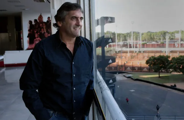 Francescoli muy cerca del fútbol, como le gusta.