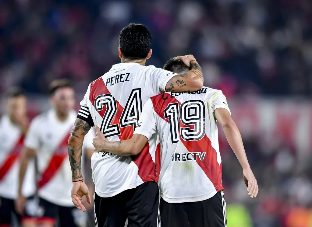 Enzo Pérez festeja junto a Echeverri el gol de Beltrán, que tuvo la asistencia del Diablito. (Foto: Getty).