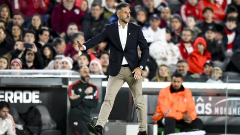Martin Demichelis dando indicaciones en el partido contra Huracán.