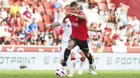 El defensor nació en Barcelona pero su madre es argentina.