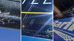 El micro de Boca fue atacado a la salida del Nuevo Gasómetro por hinchas de San Lorenzo. Foto: Fernando Presti.