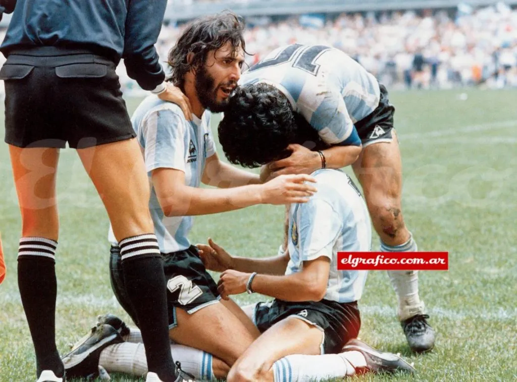 Batista y el abrazo con Burru. Foto: El Gráfico.