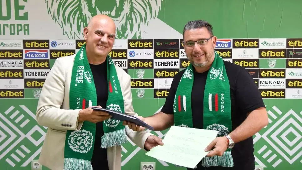 Aragolaza, que ya no está en el club, junto al presidente Banato (Foto: @futbolbulgaro)