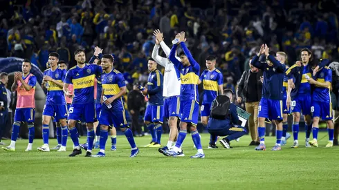 El plantel de Boca se despide del público presente en La Bombonera tras el triunfo ante Unión.