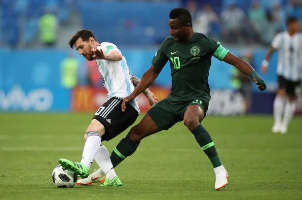 John Obi Mikel disputó igualmente el partido en San Petesburgo ante Argentina. (Photo by Ian MacNicol/Getty Images)