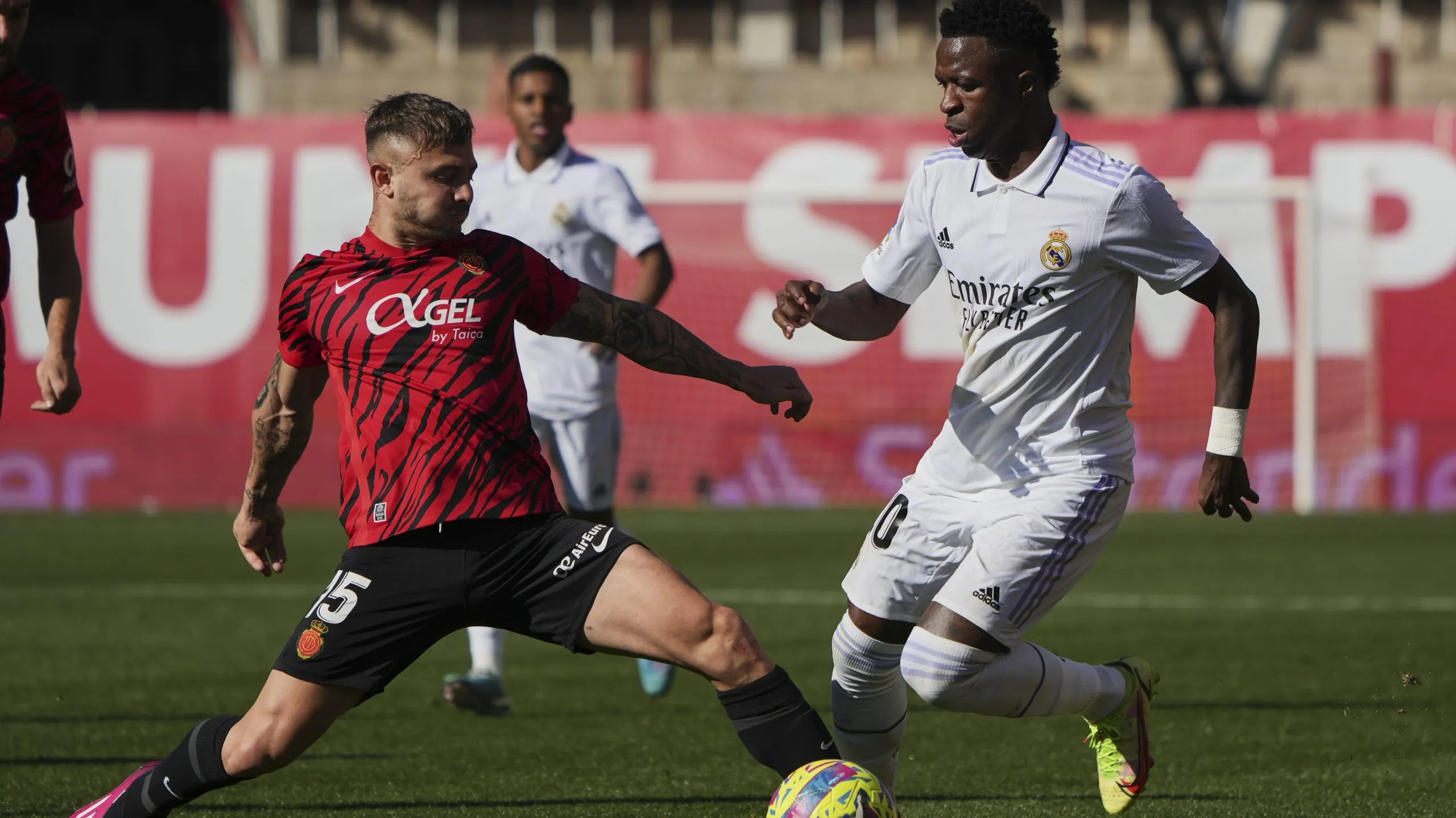 Pablo Maffeo vs. Vinícius Júnior en el triunfo del Mallorca 1 a 0 sobre Real Madrid en febrero del 2023.Getty Images.