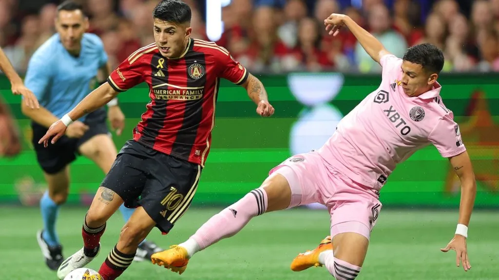 Almada, contra Tomás Avilés en un Atlanta United vs. Inter Miami (Getty Images).