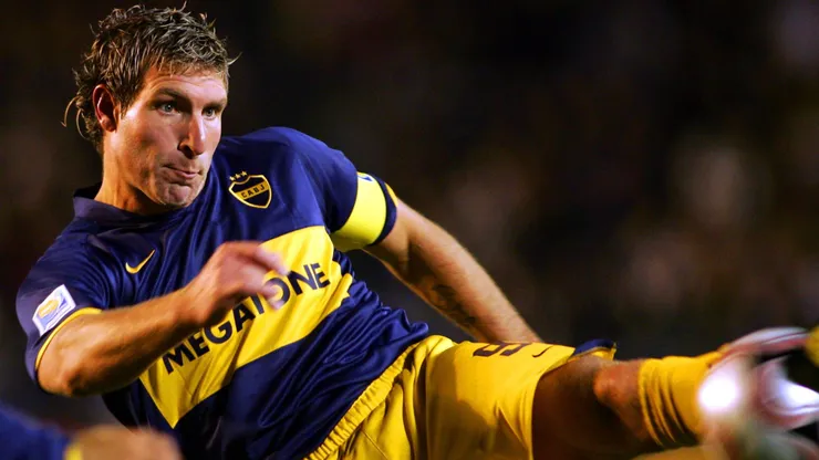 TOKYO - DECEMBER 12: Martin Palermo of Boca Juniors volleys the ball during the FIFA Club World Cup semi final match between Boca Juniors and Etoile Sportive du Sahel at the National Stadium on December 12, 2007 in Tokyo, Japan. (Photo by Koji Watanabe/Getty Images)