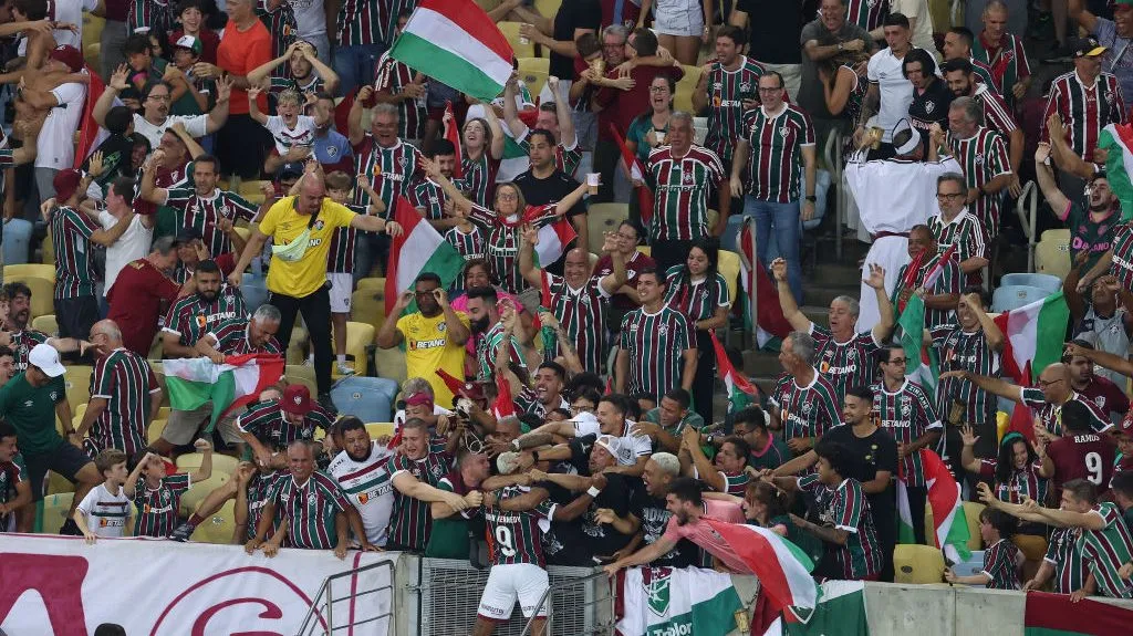 Kennedy se metió en la tribuna a festejar su gol. (Getty)