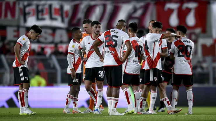 El equipo de River durante el partido contra Huracán