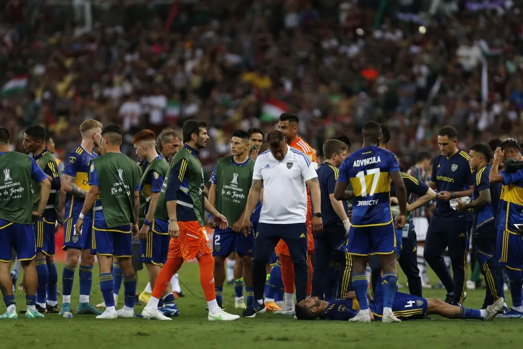Jorge Almirón junto a sus dirigidos en la previa del tiempo suplementario ante Fluminense. (Foto: Getty).