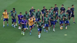 Los jugadores de Boca se retiran de la entrada en calor previa a la final contra Fluminense.