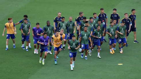 Los jugadores de Boca se retiran de la entrada en calor previa a la final contra Fluminense.