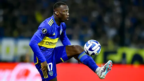 El lateral peruano termina su contrato en 2024 con el cuadro xeneize.