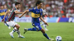 Edinson Cavani conduce el balón ante la marca de Martinelli.