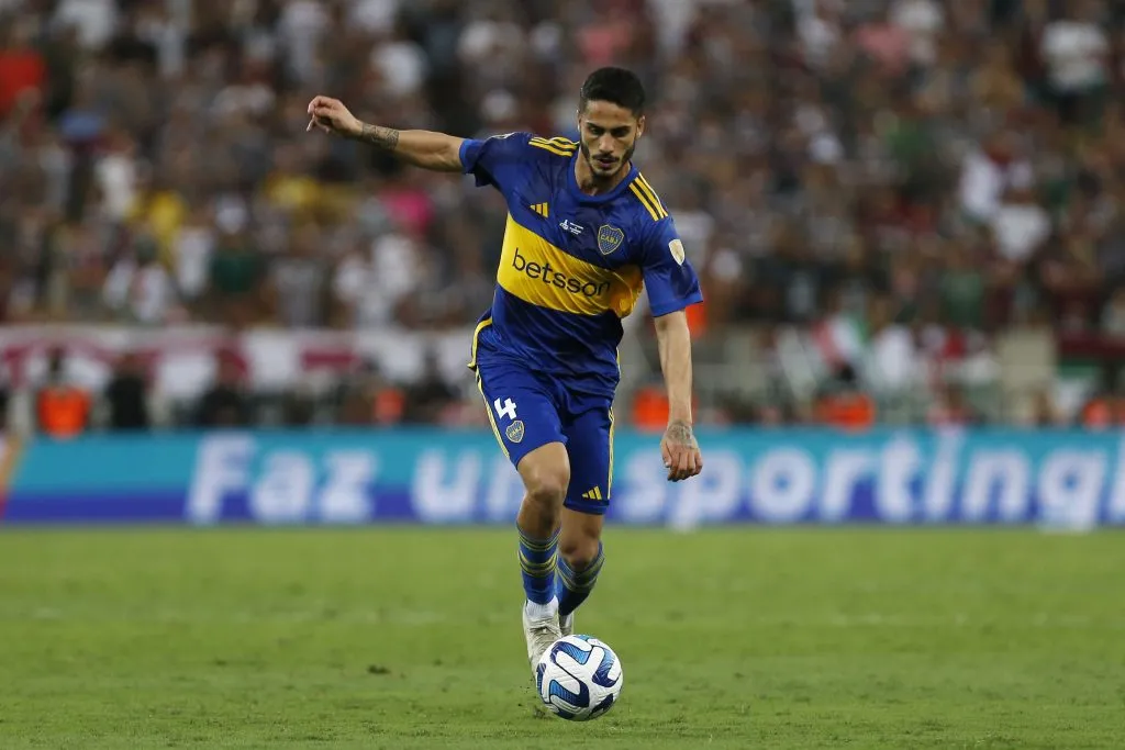 Nicolás Figal controla la pelota en la salida de Boca contra Fluminense. (Foto: Getty).