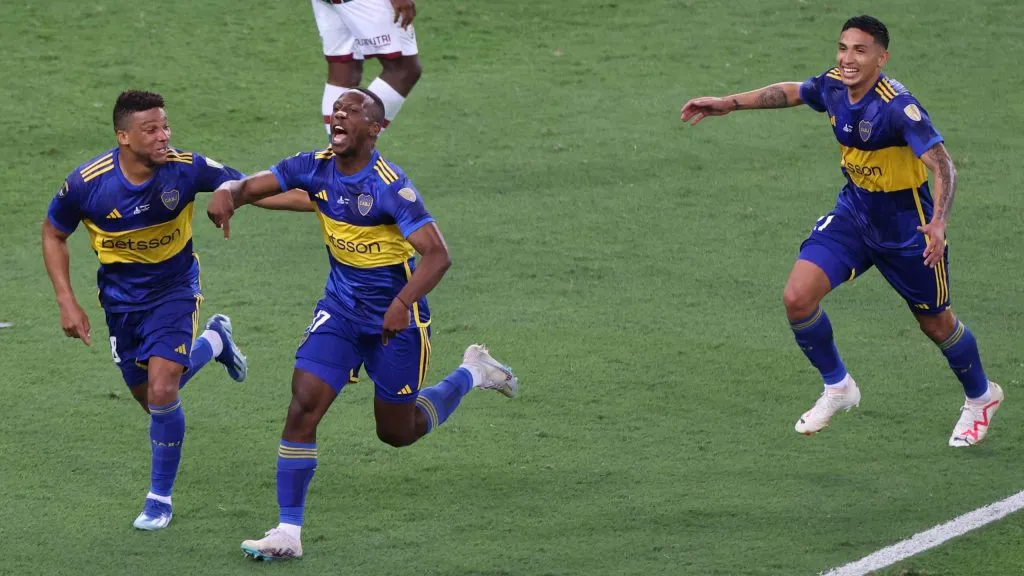 Luís Advíncula festeja el empate de Boca ante Fluminense.