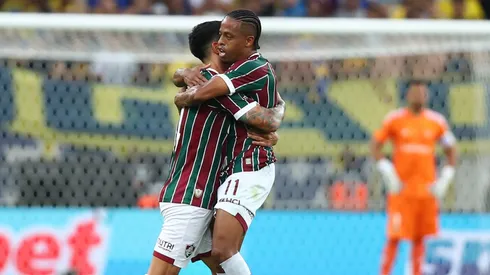 Germán Cano y Keno se abrazan tras el 1-0 de Fluminense ante Boca.