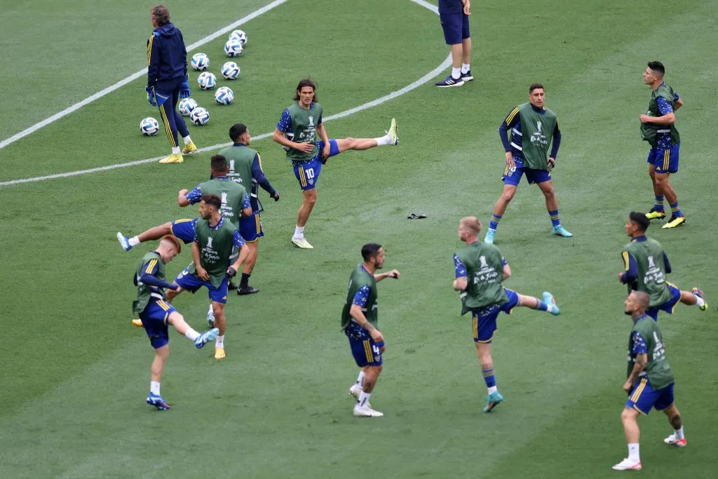 El plantel de Boca entrando en calor para el partido contra Fluminense. (Foto: Getty).