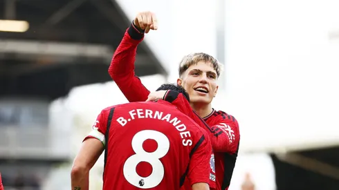 Garnacho celebra con Bruno Fernandes el gol de la victoria.