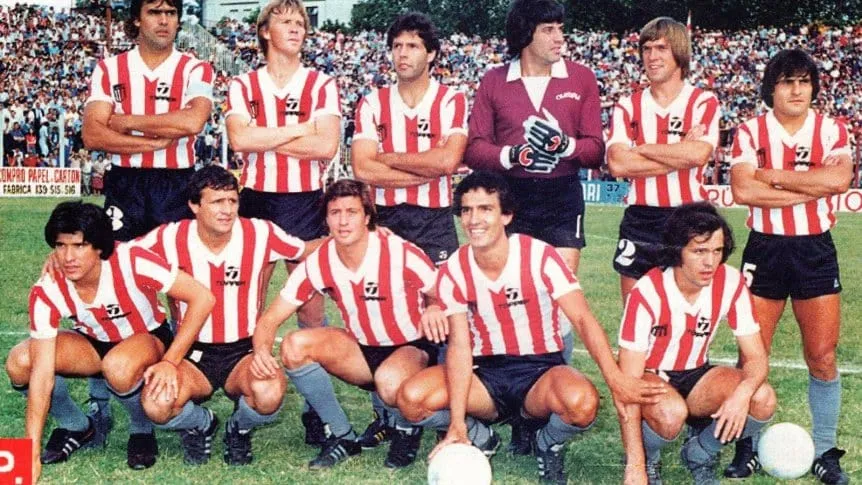 Abajo a la derecha, Sabella y la pelota. Foto: Archivo.