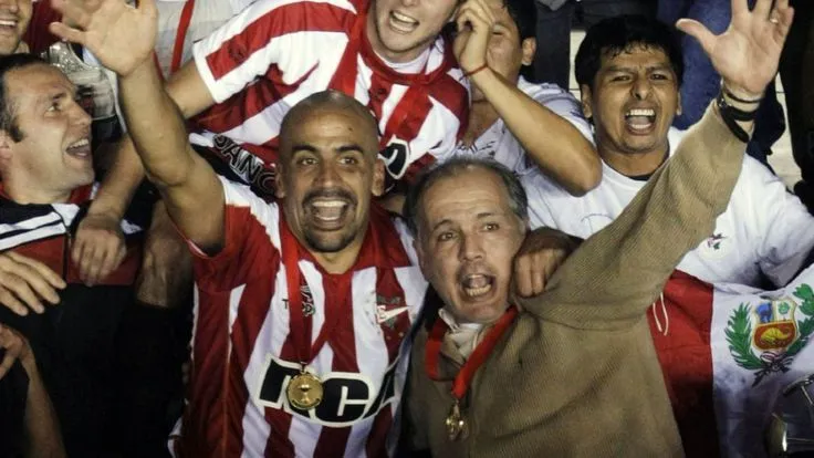 Verón, líder futbolístico, y Sabella tras el título en Brasil. Foto archivo.
