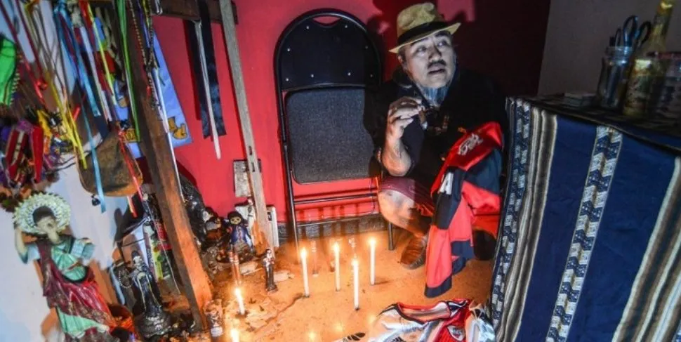 El Brujo Atahualpa haciendo una de sus macumbas (Twitter).