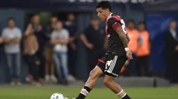 Enzo Pérez dando un pase en el partido contra Gimnasia y Esgrima de La Plata.