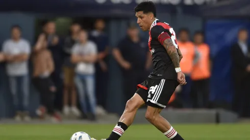 Enzo Pérez dando un pase en el partido contra Gimnasia y Esgrima de La Plata.