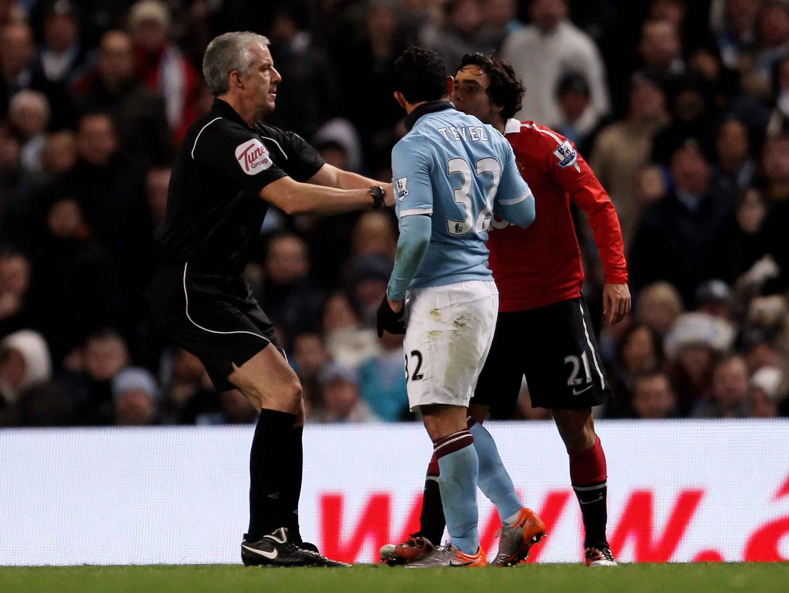 Rafael y Carlos Tevez se cruzaron feo en un derbi de Mánchester y el árbitro los tuvo que separar. (Foto: Getty)