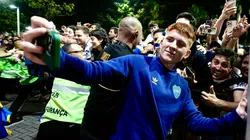 Barco, con celular en mano, posa con los hinchas en Río de Janeiro.