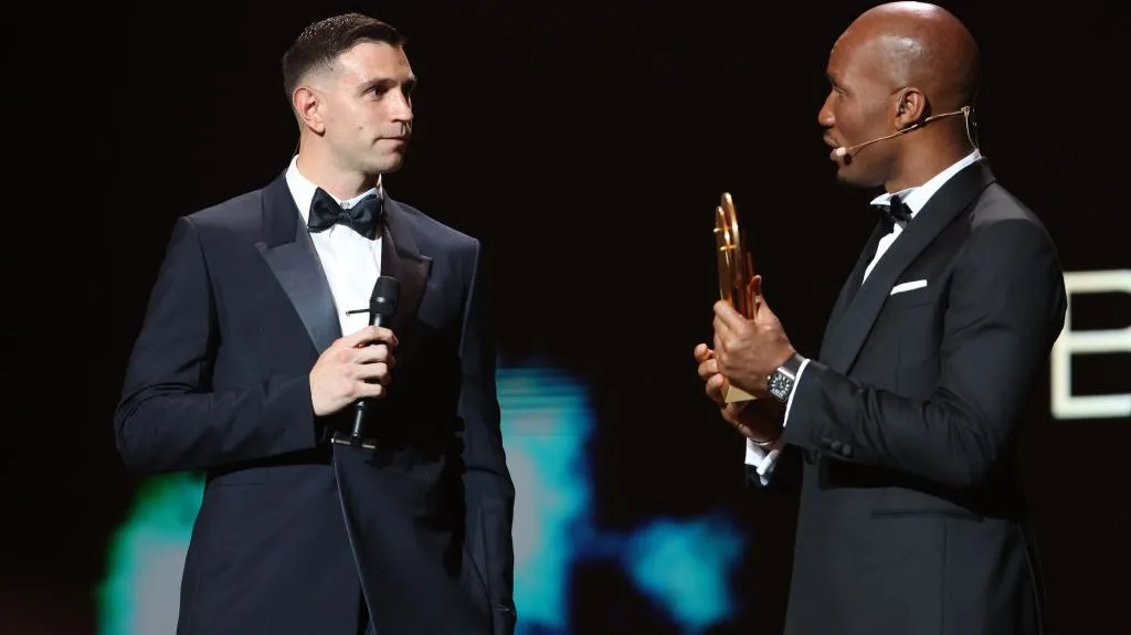 Dibu Martínez se quedó con el premio al mejor arquero del mundo. (Getty)