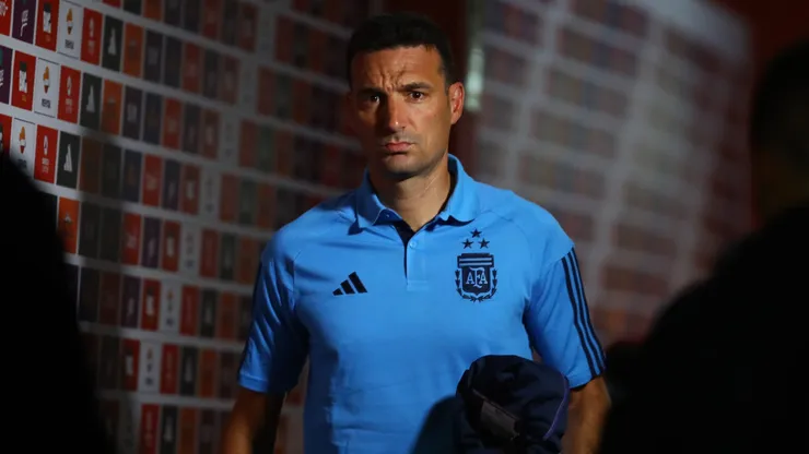 Lionel Scaloni llegando al vestuario en la previa del partido entre Argentina y Perú.