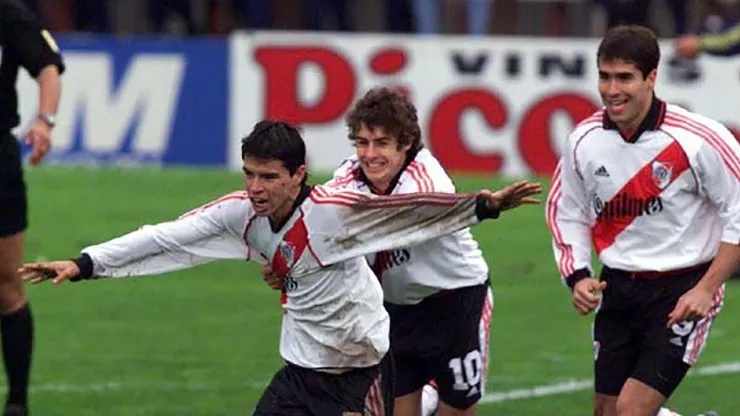 Saviola grita, Aimar y Juan Pablo Angel corren al abrazo. Foto: La Página Millonaria.