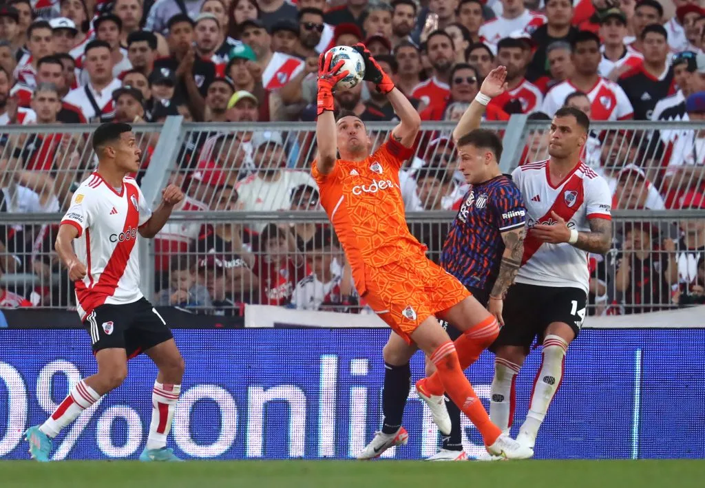 Franco Armani agarrando la pelota ante la atenta mirada de sus compañeros, Andrés Herrera y Leandro González Pírez. (Foto: Getty).
