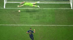 Emiliano Martínez intenta tapar el penal de Kylian Mbappé en la tanda de penales de la final del mundo