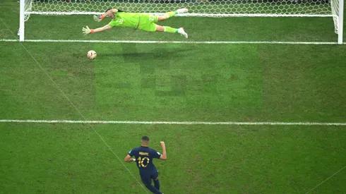 Emiliano Martínez intenta tapar el penal de Kylian Mbappé en la tanda de penales de la final del mundo