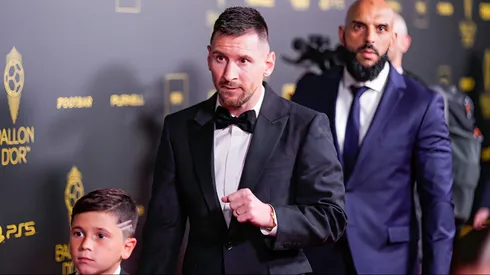 Lionel Messi viajó a París acompañado por su familia.